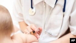 一个幼儿正在接种疫苗