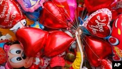 Vendedor de globos por el Día de San Valentín, Manila, Filipinas. 14-2-17.