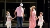 Porodica sa maskama prelazi Brend bulevar u Glendejlu u Kaliforniji. Tri od četiri Amerikanca, uključujući većinu republikanaca, smatraju da je potrebno nositi maske kada se izađe iz kuće. 
