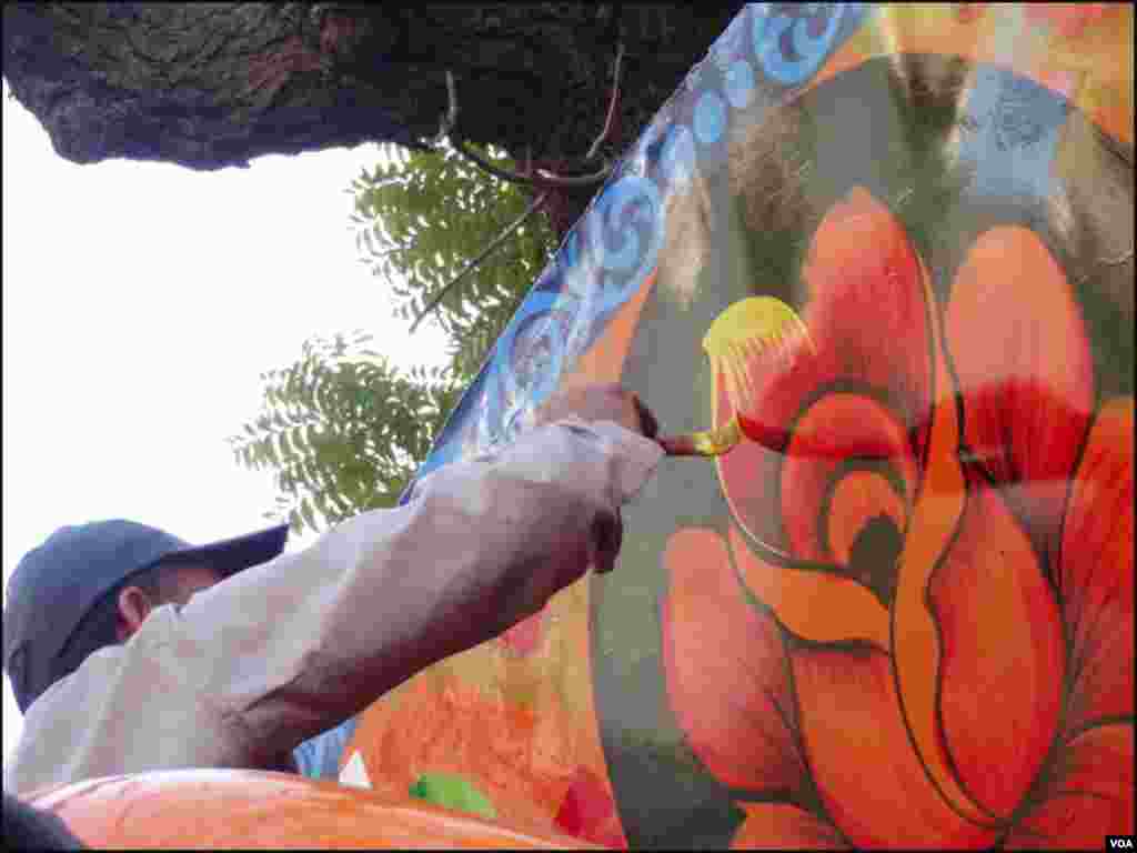 کراچی: ٹرک آرٹسٹ کام میں مگن ہے