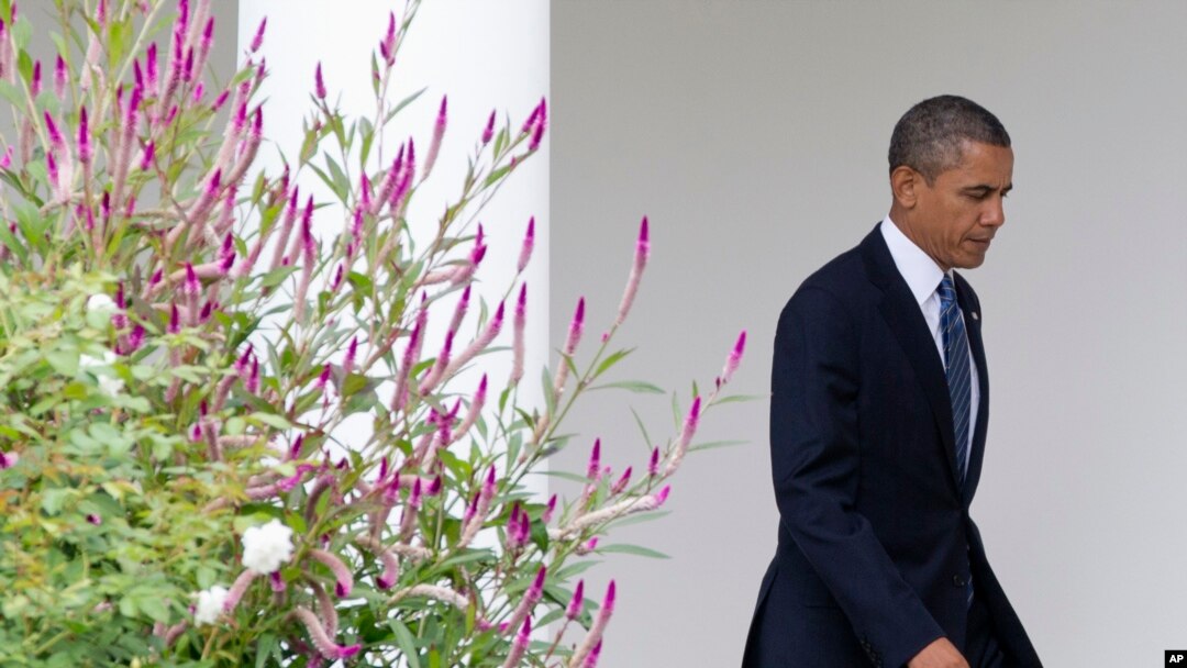 Presiden Barack Obama berjalan keluar dari kantor oval di Gedung Putih, sesaat sebelum bertolak ke New York untuk menghadiri Sidang Umum PBB (23/9).