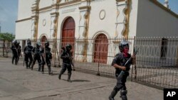 Los estudiantes fueron trasladados a la Catedral Metropolitana de Managua, donde se reunirán con representantes de la Comisión Interamericana de Derechos Humanos (CIDH) y se entregarán a sus padres. 