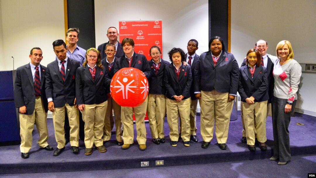 Stephanie Handojo (tengah berkacamata) dan para juru bicara International Global Messenger, serta CEO Special Olympics Janet Froetscher dan Ketua Special Olympics Tim Shriver di kantor pusat Special Olympics di Washington DC (foto: courtesy Special Olympics).