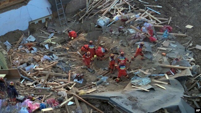 Deprem dolayısıyla yıkılan binalarda arama-kurtarma çalışmaları sürüyor.