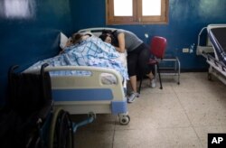 Los venezolanos se quejan de que a menudo los hospitales carecen de agua, aire acondicionado, suministros como material de laboratorio e incluso médicos.