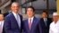 Mantan Presiden AS Barack Obama (kiri) dan Perdana Menteri Jepang Shinzo Abe berpose di depan restoran sushi, Kyubey, di distrik pusat perbelanjaan di Tokyo, 25 Maret 2018.
