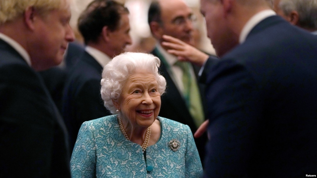 Ratu Elizabeth Inggris dan Perdana Menteri Boris Johnson menyambut para tamu di resepsi Global Investment Summit di Windsor Castle, Windsor, Inggris, 19 Oktober 2021. (Foto: Alastair Grant via Reuters)