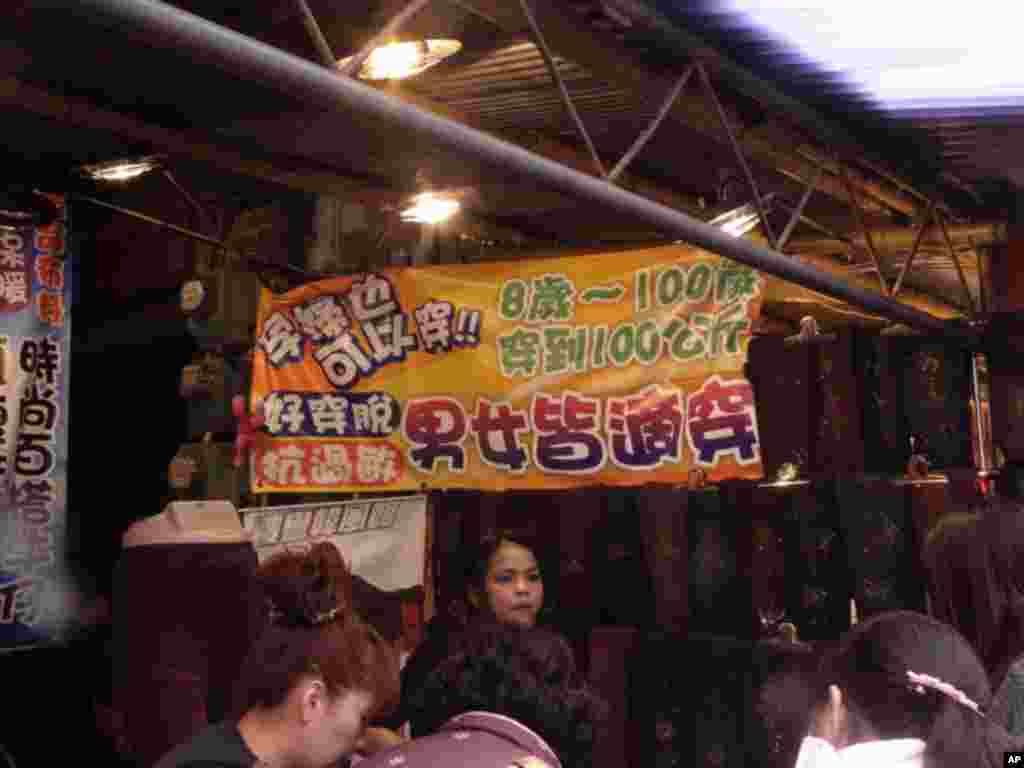 穿新衣，迎新年！年货大街的牛仔裤摊生意兴隆