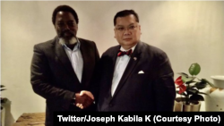 Mokonxi ya kala ya RDC Joseph KAbila (G) na motindami ya motuya ya Etats-Unis na Grands lacs Peter Pham na Kinshasa, RDC, 14 février 2020. (Twitter/Joseph Kabila K)