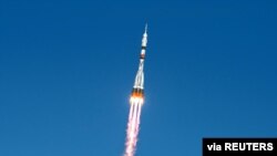 La nave Soyuz MS-17 despega del cosmódomo de Baikonur, en Kazajistán, hacia la Estación Espacial Internacional con tres astronautas a bordo el 14 de octubre de 2020.