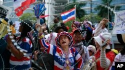 Demonstran anti-pemerintah Thailand meneriakkan keinginan mereka agar PM Yingluck Shinawatra mundur dari jabatannya, dari luar kantor sementara Yingluck di kantor Kementerian Pertahanan Thailand di Bangkok, Thailand (19/2).