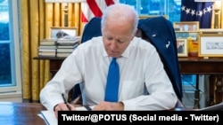 Shugaba Biden yana rattaba hannu kan dokar saka takunkumi ga Rasha bayan da Putin da ya ayyana wasu yankunan Ukarine biyu a matsayin masu 'yanci (Foto: Twitter/@POTUS)