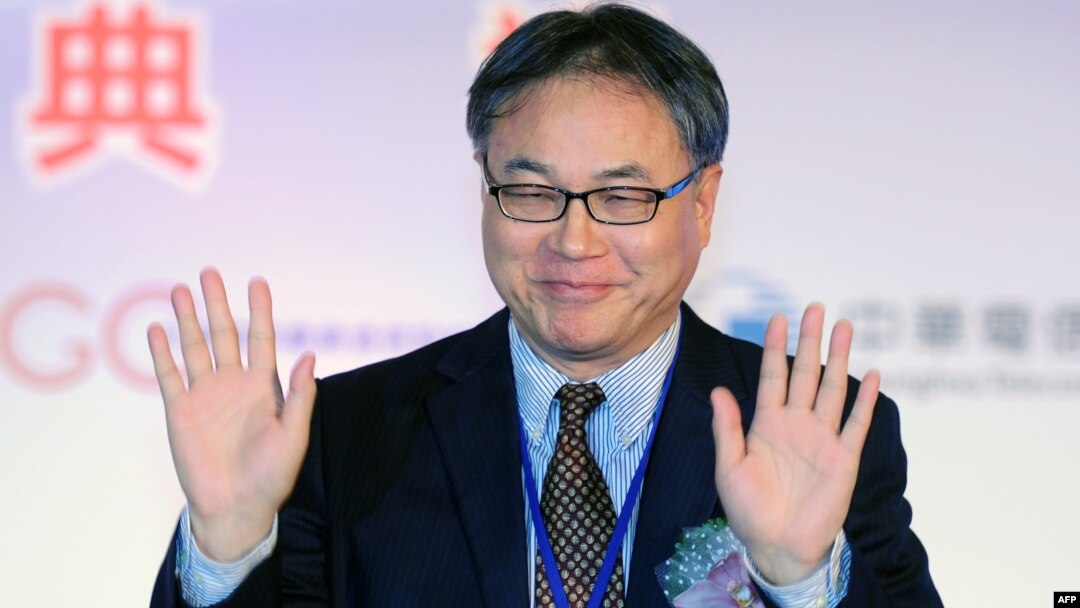 Direktur perusahaan ponsel 'China Mobile' Li Yue waves memberikan penjelasan di Taipei mengenai selesainya pembangunan serat optik bawah laut Taiwan-Tiongkok (18/1). 