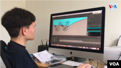Arturo Brito crea animaciones en su computadora con los dibujos que ha hecho anteriormente.