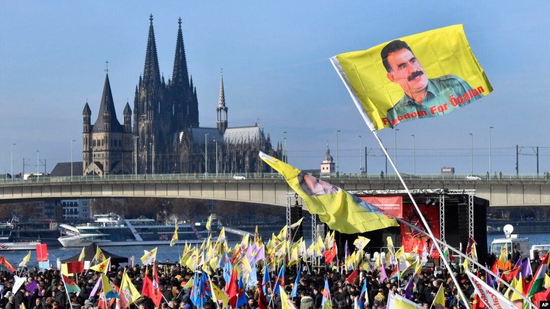 Demonstran pro-Kurdi berunjuk rasa di kota Cologne bagian barat Jerman, (12/10) memprotes pemerintahan Presiden Turki Recep Tayyip Erdogan. (AP Photo/Martin Meissner).