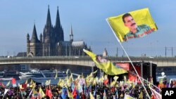 Demonstran pro-Kurdi berunjuk rasa di kota Cologne bagian barat Jerman, (12/10) memprotes pemerintahan Presiden Turki Recep Tayyip Erdogan. (AP Photo/Martin Meissner).