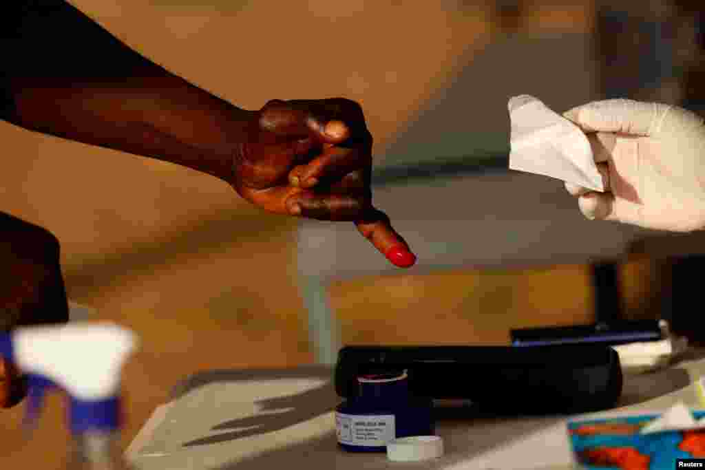 A person has a finger inked at a polling station during Ghana&#39;s presidential and parliamentary elections in Kyebi, Ghana.