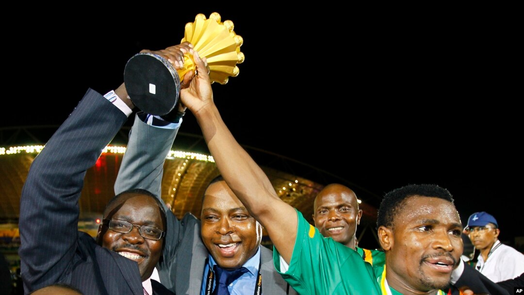 Ikipe ya Zambiya yishimira igikombe imaze gutsinda Cote d'Ivoire tariki ya 12/2/2012. 