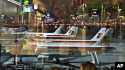 周六马德里机场上停着整排的飞机