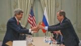 U.S. Secretary of State John Kerry (L) gives a pair of Idaho potatoes as a gift to Russia&#39;s Foreign Minister Sergei Lavrov at the start of their meeting at the U.S. Ambassador&#39;s residence in Paris, France.