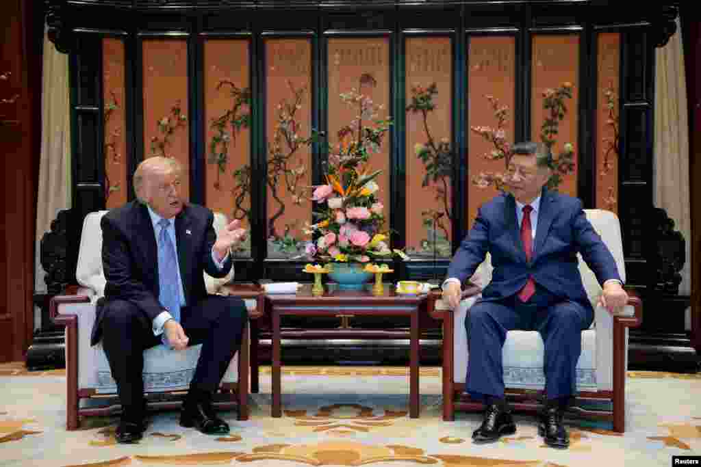 美国总统特朗普在参观中南海花园的间歇与中国国家主席习近平交谈。(2026年5月15日)