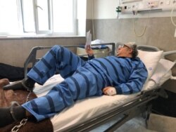 بکتاش آبتین، شاعر زندانی، زنجیر شده بر تخت بیمارستان؛ عکس از توییتر محمد رسول‌اف