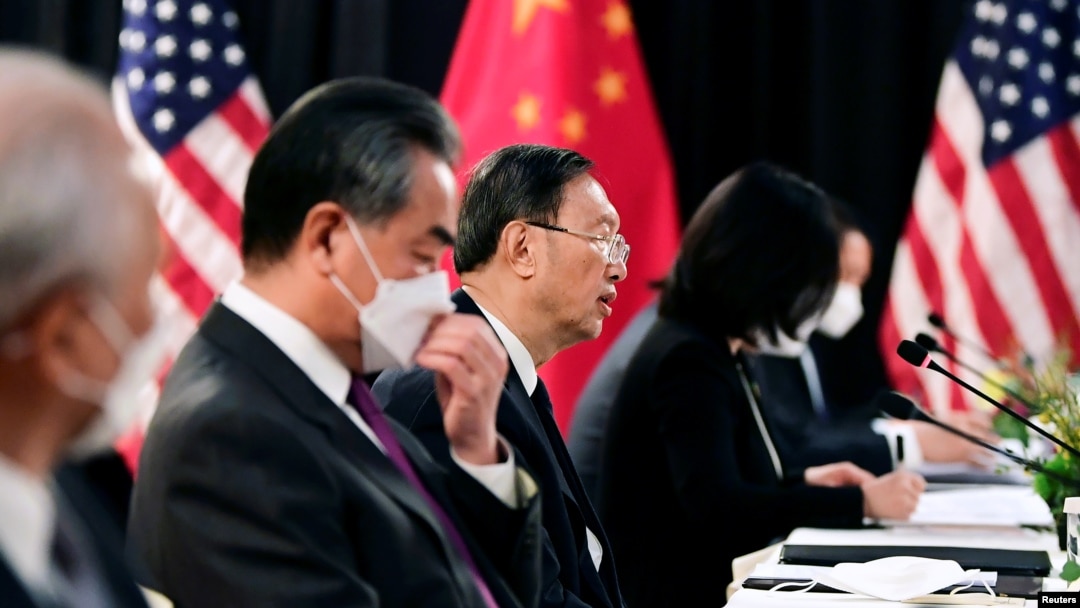 中共政治局委員楊潔篪（中）和中國外長王毅在阿拉斯加美中高層會談上。 （2021年3月18日）