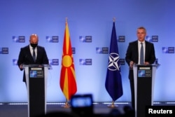北约秘书长斯托尔滕贝格与北马其顿总理科瓦切夫斯基在布鲁塞尔联合举行记者会。(2022年2月3日)