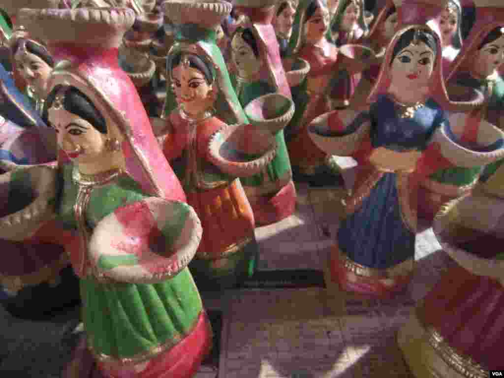 Clay dolls are among the trinkets people like to buy during the Diwali festival. Photo: Aru Pande/VOA  