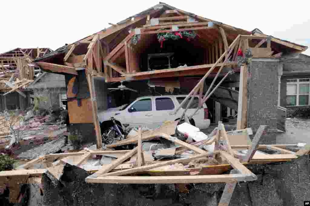 미국 노스캐롤라이나주 브런즈윅카운티에 토네이도가 강타해 집들이 파손됐다. 