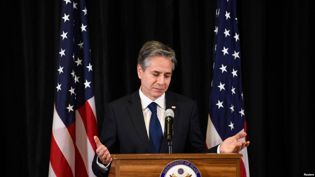 Menteri Luar Negeri AS Antony Blinken memberi isyarat saat berbicara kepada media menjelang KTT G7 di Berlin, Jerman, 24 Juni 2022. (Foto: REUTERS/Annegret Hilse)