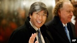 2017年1月10日，制药业亿万富翁黄馨祥(Patrick Soon-Shiong)博士抵达纽约川普大厦的大堂，将与当选总统唐纳德·川普会面。