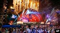 Ensayo de un concierto con fuegos artificiales en Boston.