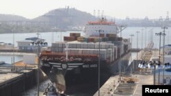 یک کشتی در کانال پاناما. پاناما بزرگترین ثبت کشتی در جهان را دارد - آرشیو