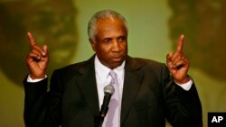 Hall of Fame player and Major League Baseball's first black manager Frank Robinson accepts the inaugural George Washington University Jackie Robinson Society Community Recognition Award for his contributions to baseball Thursday, April 12, 2007.