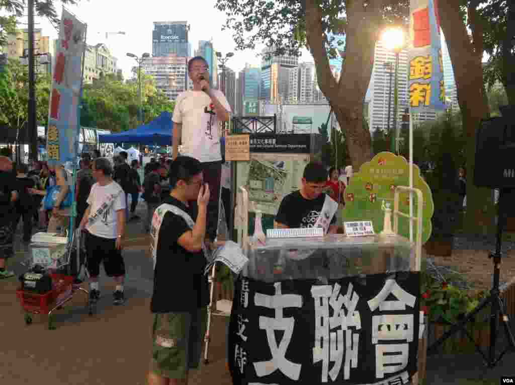 香港2014年六四烛光晚会开始前的景象 (美国之音海彦拍摄)