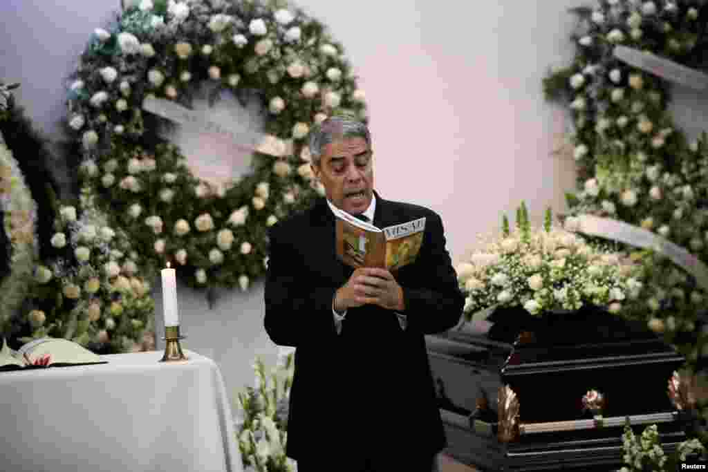 Luis Gatica lee durante el funeral de su padre en la Ciudad de México el 14 de noviembre de 2018.