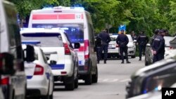塞爾維亞城市貝爾格萊德的警察前往發生校園槍擊案的學校。(2023年5月3日)