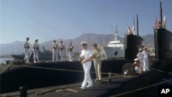 Des navires de guerre et des sous-marins turcs arrivent à Kyrenia, ville portuaire du nord de Chypre turque, le 18 juillet 1997. 