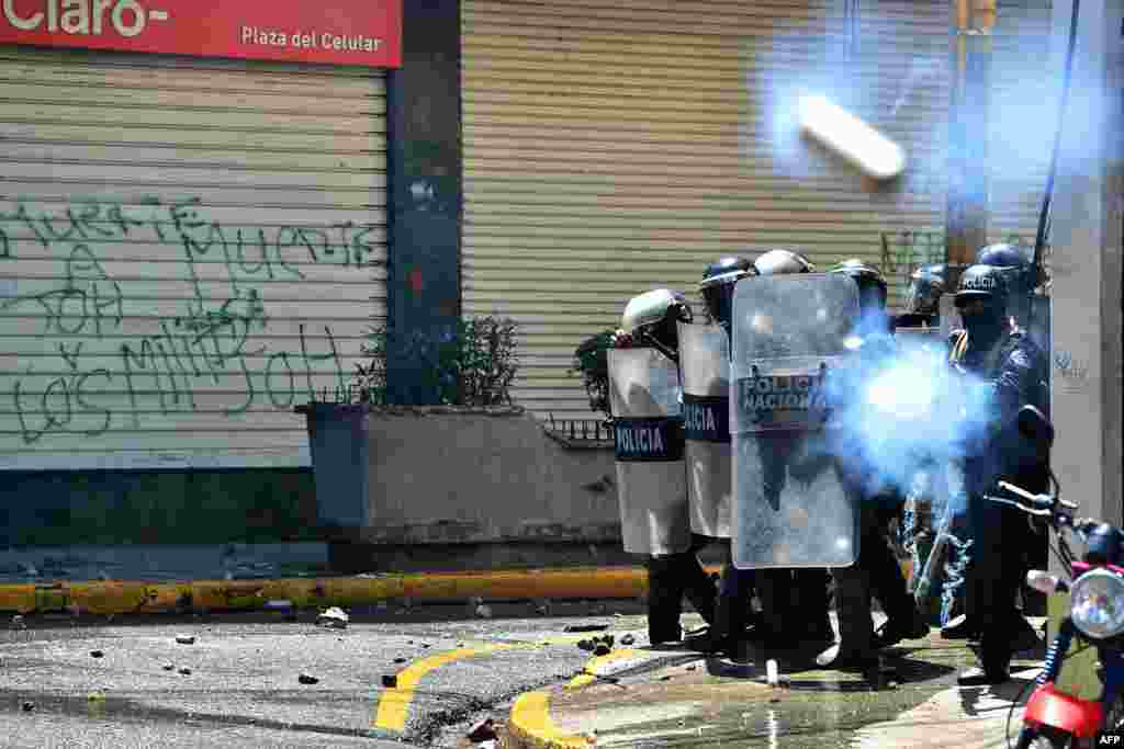 Riot police confront anti-government demonstrators during a protest against President Juan Orlando Hernandez for his handling of the coronavirus pandemic, on the country&#39;s 199th anniversary of independence, in Tegucigalpa, Honduras, Sept. 15, 2020.