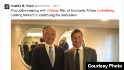 美国国务院经济与商务助理国务卿里夫金（右）和台湾经济部长邓振中（里夫金推特）