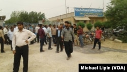 Farmers from the town of Bavi in southwestern Iran's Khuzestan province rally outside a municipal building in Ahvaz to protest water shortages, April 23, 2018 .