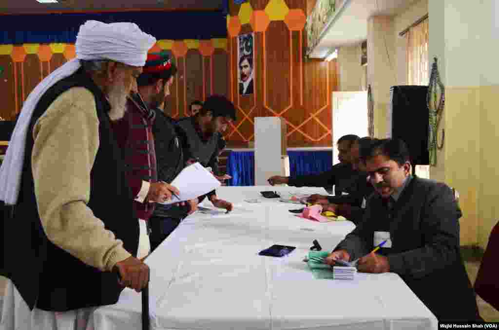 پاکستان کے دو صوبوں پنجاب اور سندھ میں بلدیاتی انتخابات کے تیسرے مرحلے کے لیے ہفتہ کو ووٹ ڈالے گئے۔