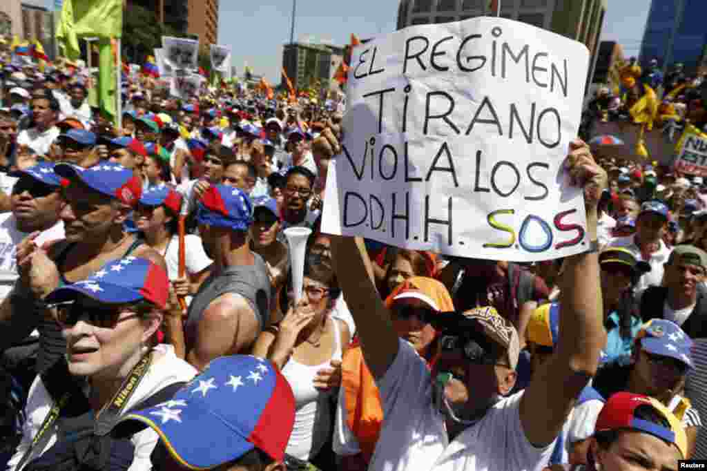 Pancartas como ésta abundaron en la marcha de la oposición en Caracas.