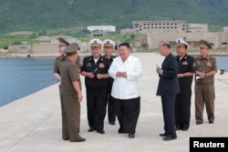 Pemimpin Korea Utara Kim Jong Un mengunjungi lokasi pembangunan pangkalan angkatan laut di lokasi yang dirahasiakan di Korea Utara. (Foto: KCNA via Reuters)