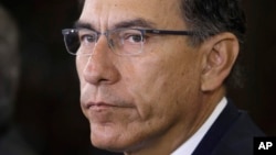 Archivo - En esta foto de archivo del cinco de junio de 2018, el presidente peruano Martín Vizcarra escucha preguntas de la prensa en el Palacio de Gobierno de Lima, Perú.