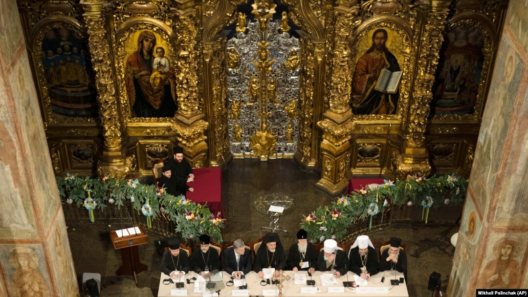 Presiden Ukraina Petro Poroshenko (baris belakang, ketiga kiri), menghadiri sinode tertutup tiga gereja Ortodoks Ukraina untuk menyetujui kesepakatan persatuan gereja (untuk Ukraina) dan memilih jajaran kepemimpinan di Katedral St. Sophia, Kiev, Ukraina, Sabtu, 15 Desember 2018 .