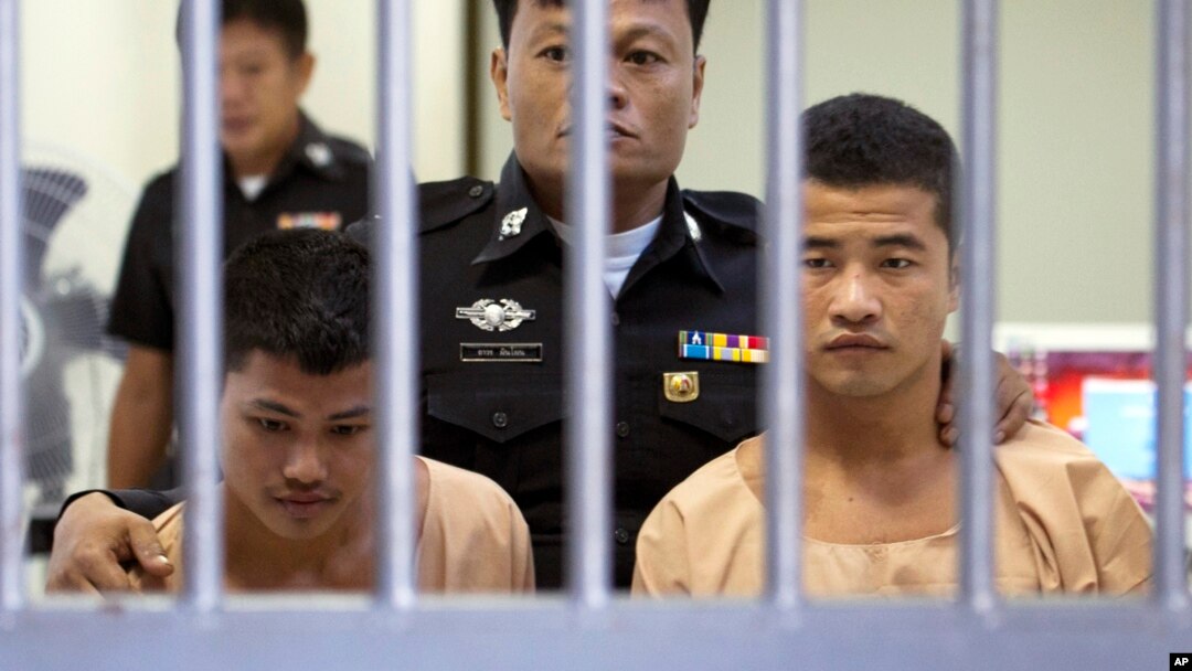 Pekerja migran asal Migran Myanmar Zaw Lin (kiri) dan Win Tun Zaw dikawal oleh polisi setelah dinyatakan bersalah oleh pengadilan Thailand, Kamis (24/12).