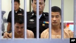 Pekerja migran asal Migran Myanmar Zaw Lin (kiri) dan Win Tun Zaw dikawal oleh polisi setelah dinyatakan bersalah oleh pengadilan Thailand, Kamis (24/12).