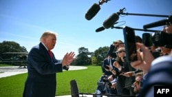 美国总统唐纳德·特朗普在白宫南草坪登上“海军陆战队一号”直升机前与媒体记者交谈。（2026年10月1日）